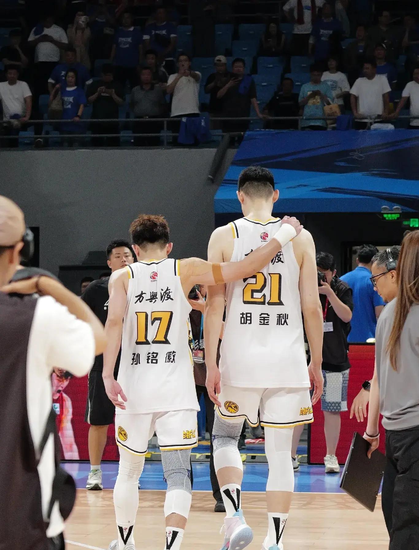 包含广厦男篮发布备战花絮，关键时刻内部沟通，中超任务艰巨，训练强度明显提升的词条